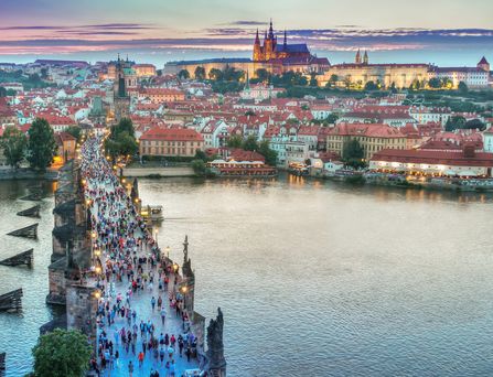 Reisetrends 2026: Eine Luftaufnahme von einer belebten Brücke in Prag