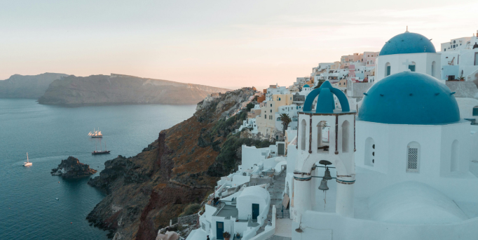 Landschaft mit lila Blumen und Sonnenuntergang im Hintergrund.