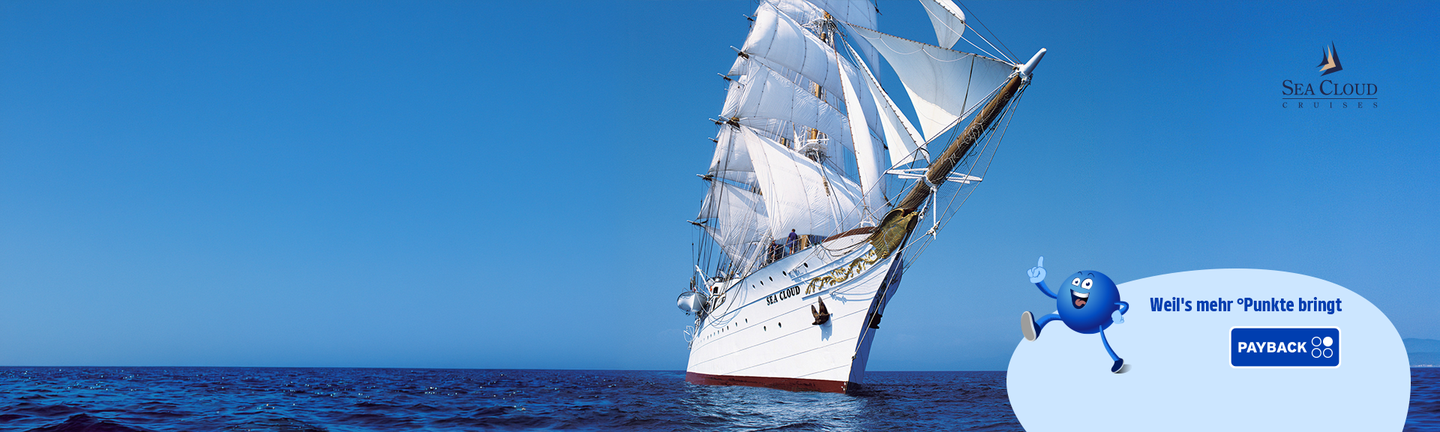 Eine Bucht mit türkisem Wasser und weißem Sandstrand..