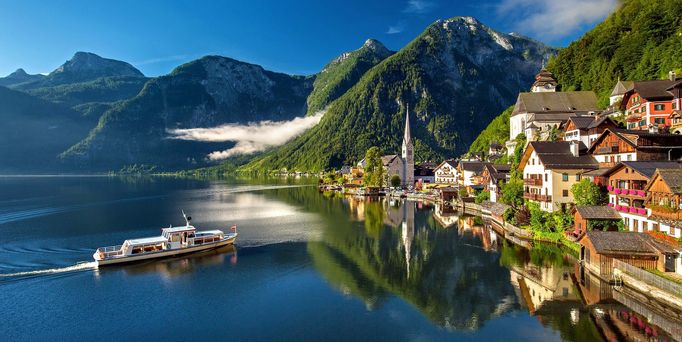 Ein kleines, hübsches Dorf mit Kirche befindet sich an einem Bergsee.