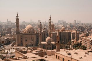 Die beige, etwas verstaubte aber beeindruckende Skyline von Kairo.