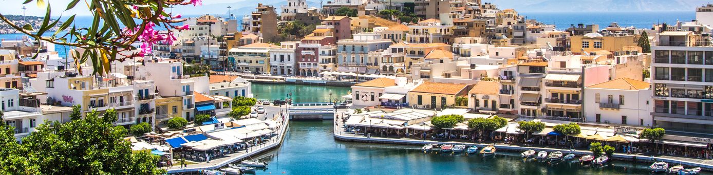 Ein mediterraner Hafen mit bunten Häusern.