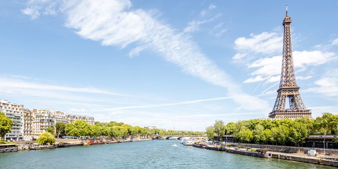 Valentinstag 2026: Der Eifelturm an der Seine mit grünen Bäumen.
