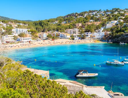 Eine wunderschöne kleine mediterrane Bucht mit blau, türkisem Wasser und einigen anliegenden Booten.