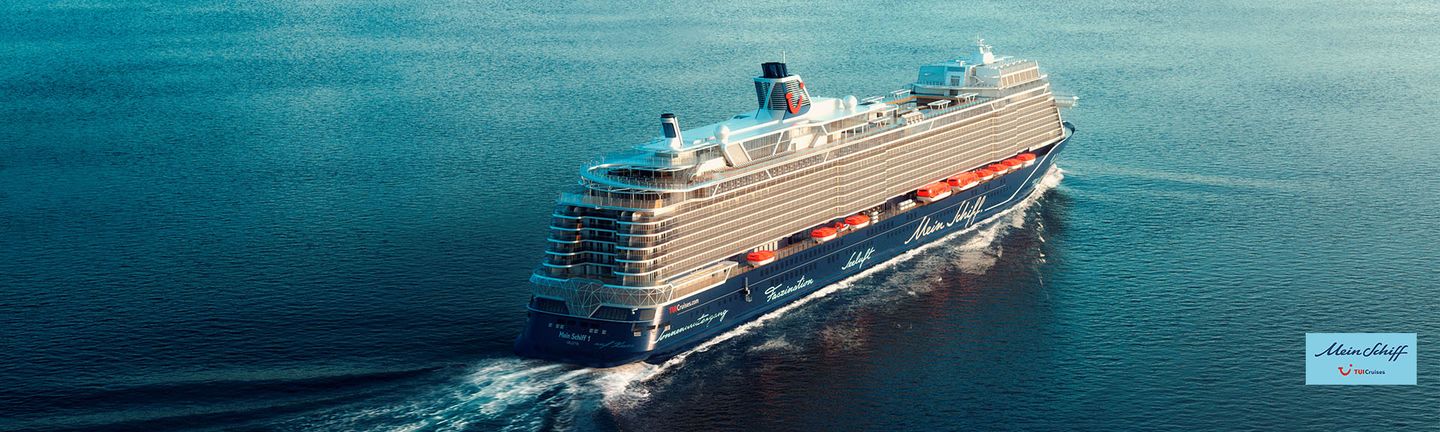 4 Personen laufen auf dem Gipfel eines braunen Berges der hoch über den Wolken tront