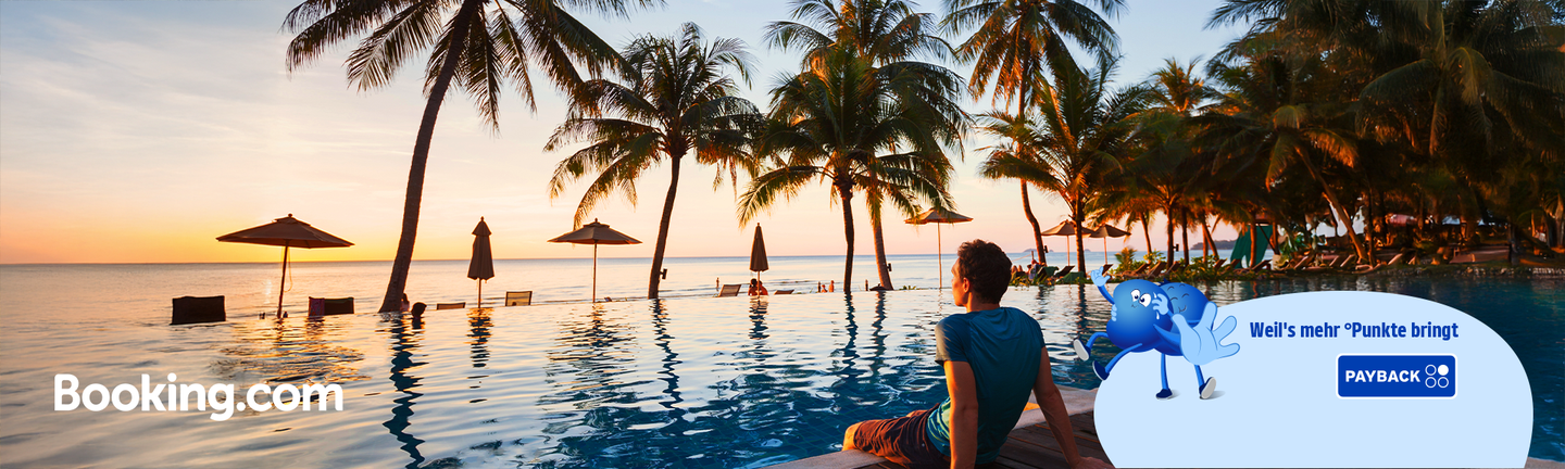 Pool umgeben von mehreren blauen Liegen und Sonnenschirmen 