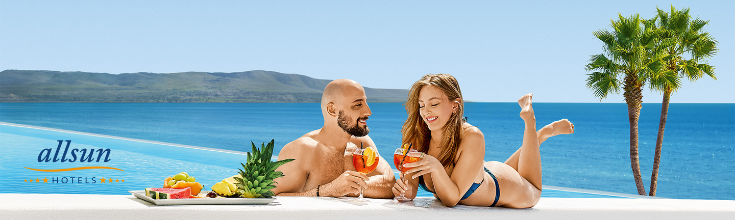 Eine Bucht mit türkisem Wasser und weißem Sandstrand..