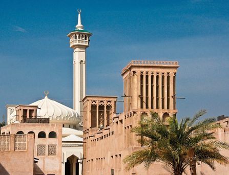Die Spitzen einer Moschee und orientalischer Gebäude