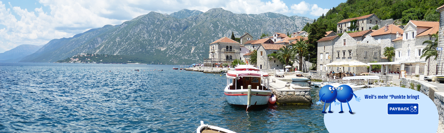 Eine Bucht mit türkisem Wasser und weißem Sandstrand..