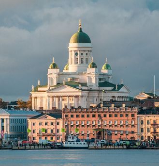 Der Dom von Helsinki ragt majästetisch aus den Häusern hervor