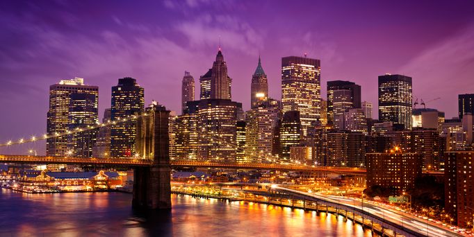 Die nächtliche Skyline von New York mit der Brooklyn-Bridge.