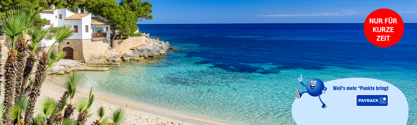 Eine Bucht mit türkisem Wasser und weißem Sandstrand..