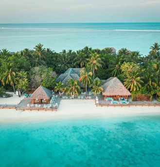 Außergewöhnliche Hotels: Luxuriöse Holzbungalows am Strand mit tropischer Vegetation direkt am türkis-blauen Wasser