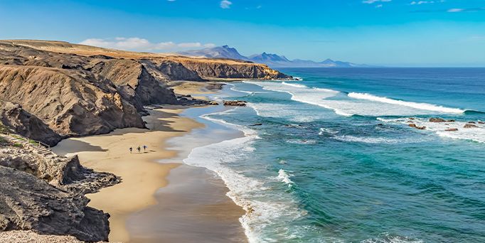 Familie mit zwei Kindern am Strand