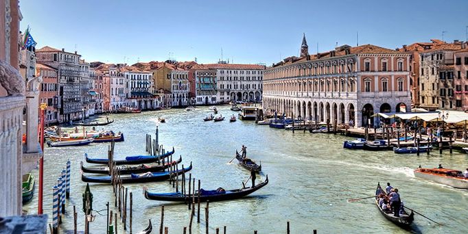 Eine malerische Gracht mit den typisch venezianischen Booten zwischen venezianischen Häusern.