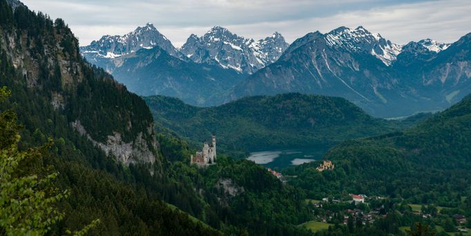 Reisetrends 2026: Eine hohe Berglandschaft mit Seen und dem Schloss Neuschwanstein