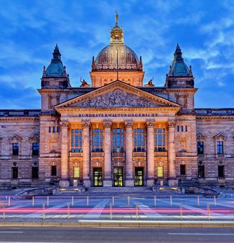 Ein historisches Gebäude unter dem dämmrigen, bewölkten Himmel.