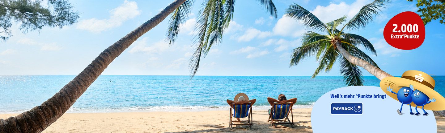 Zwei Personen liegen auf zwei Liegen am Strand. Blaues Meer im Hintergrund und Wolken. Links und rechts Palmen sichtbar.