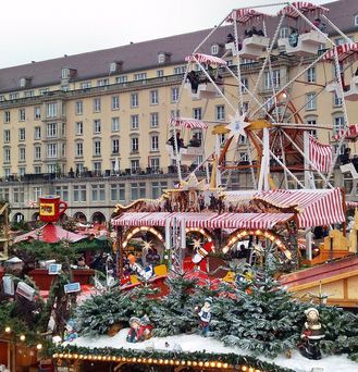 Dresdens Striezlmarkt im Tageslicht mit Riesenrad und weihnachtlichten Hütten