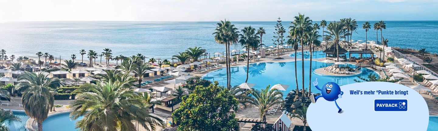 Eine Bucht mit türkisem Wasser und weißem Sandstrand..