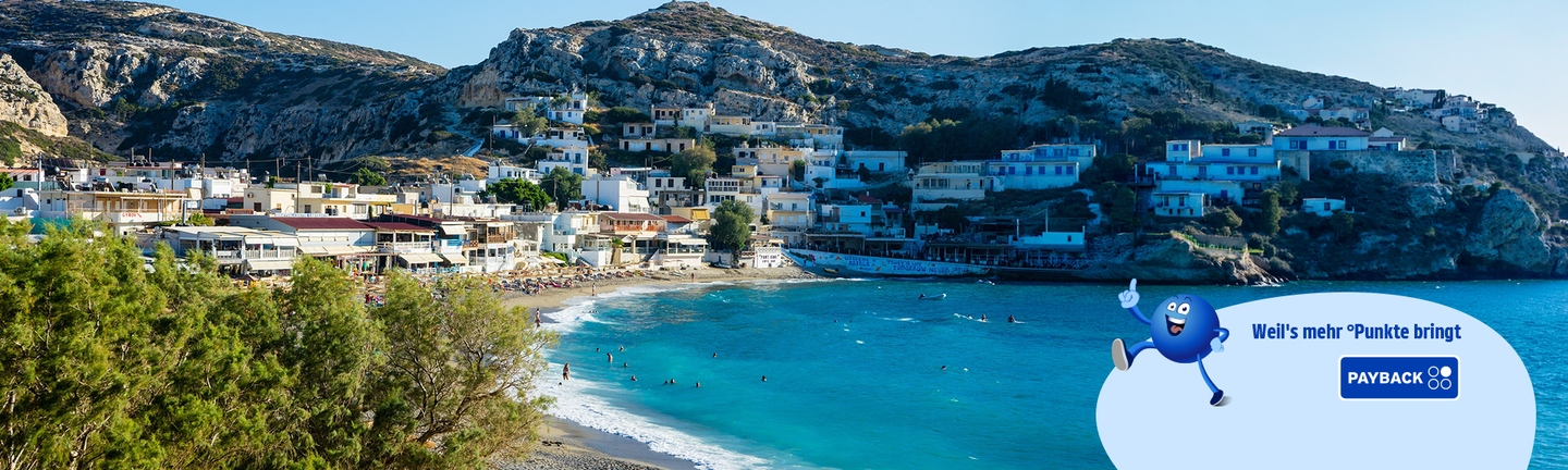 Eine Bucht mit türkisem Wasser und weißem Sandstrand..