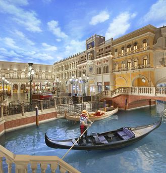 Außergewöhnliche Hotels: Ein Hotel, welches aussieht wie Venedig mit Gondel und Fluss