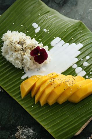 Mango Sticky Rice auf einem Bananenblatt