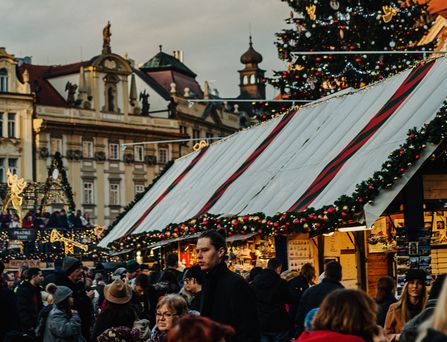 Reges Treiben auf einem Weihnachtsmarkt