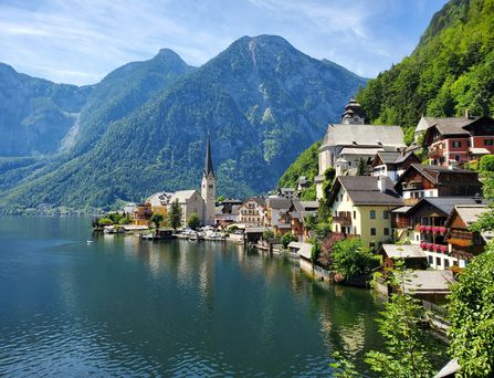 Ein Bergsee an einem idyllischen Dorf mit einer Kirche