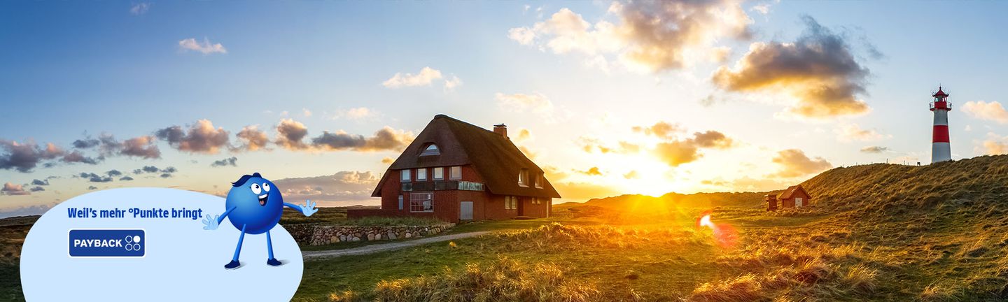 Ein einsames rotes Haus mit Strohdach steht in einer grünen Landschaft mit Sonnenuntergang