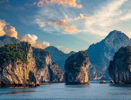 Gigantische Kalksteinfelsen ragen aus dem Wasser empor