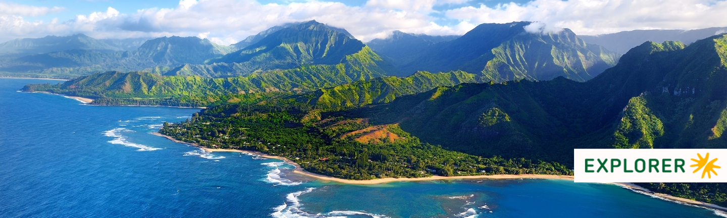 Zwei Personen liegen auf zwei Liegen am Strand. Blaues Meer im Hintergrund und Wolken. Links und rechts Palmen sichtbar.