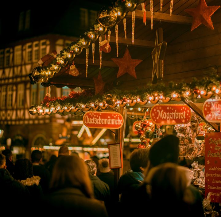 Ein Stand auf dem Weihnachtsmarkt bietet lokale Spezialitäten wie z.B. "Quetschmännche" oder "Magenbrot" an. 