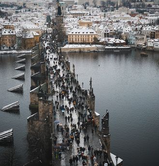 Die mit leichtem Schnee bedeckte Karlsbrücke