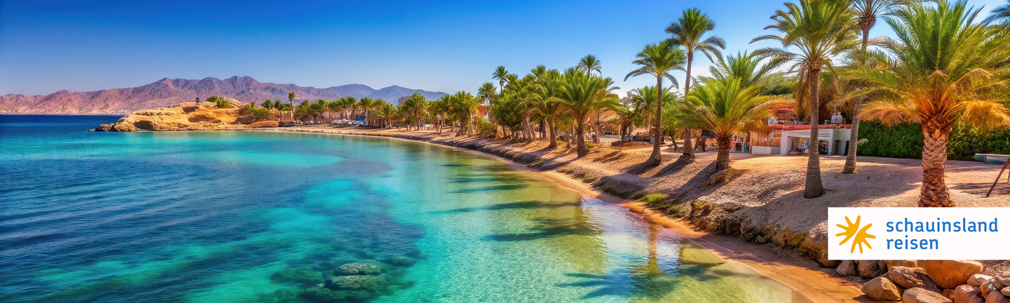 Eine Bucht mit türkisem Wasser und weißem Sandstrand..