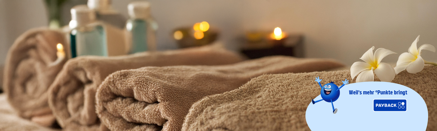 Eine Bucht mit türkisem Wasser und weißem Sandstrand..