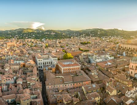 Valentinstag 2026: Eine Luftaufnahme von Bologna mit Häusern mit roten Dächern