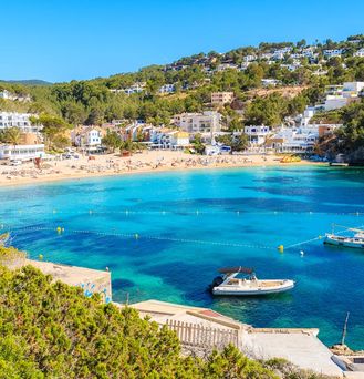 Reisetrends 2026: Eine mediterrane Bucht mit weißen Booten