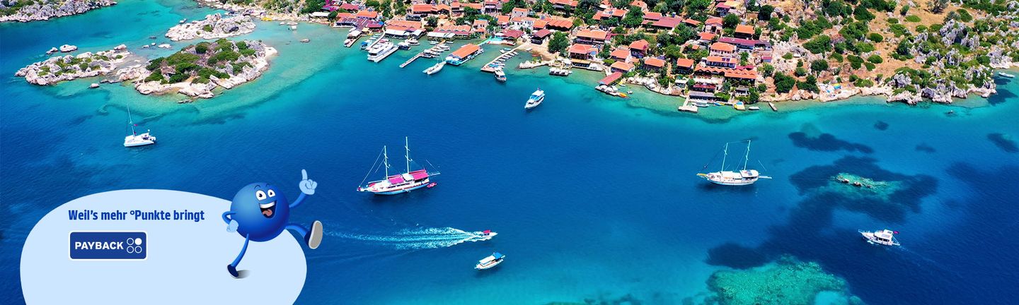 Eine tiefblaue Bucht mit weißen Booten und kleinen Inseln.