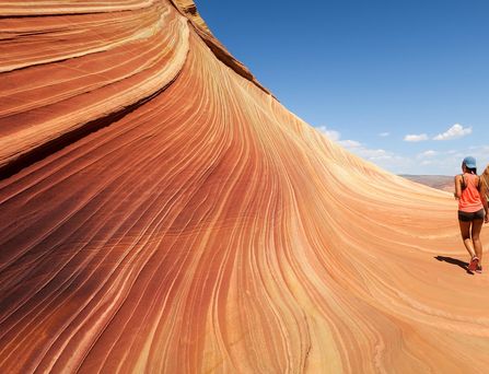 Reiseziele weltweit: Eine Person im sportlicher Kleidung läuft an einem steilen Canyon entlang