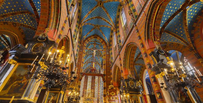 eine imposante, gold fatzierte Kirche von innen