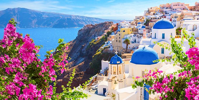Santorin mit seinen bunten Dächern an einer steilen Klippe direkt am Meer