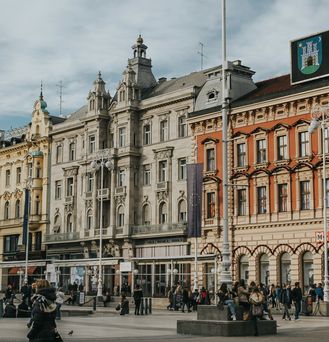 Eine schöne Altbauhäuserfassade mit einer digitalen Uhr, auf der Zagreb steht