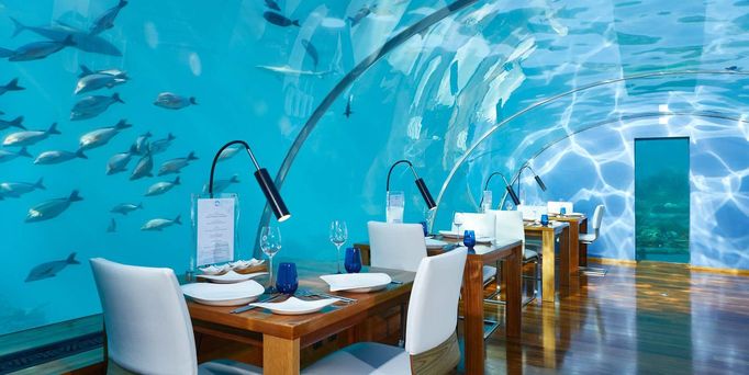 Außergewöhnliche Hotels: Eine Unterwasserkuppel mit gedeckten Tischen eines Restaurants