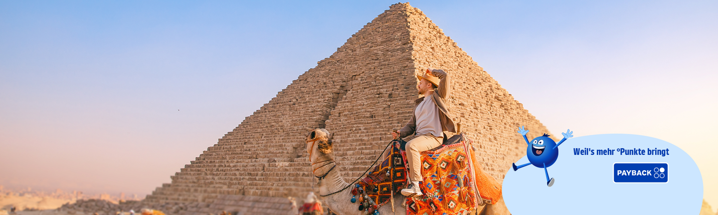 Eine Bucht mit türkisem Wasser und weißem Sandstrand..