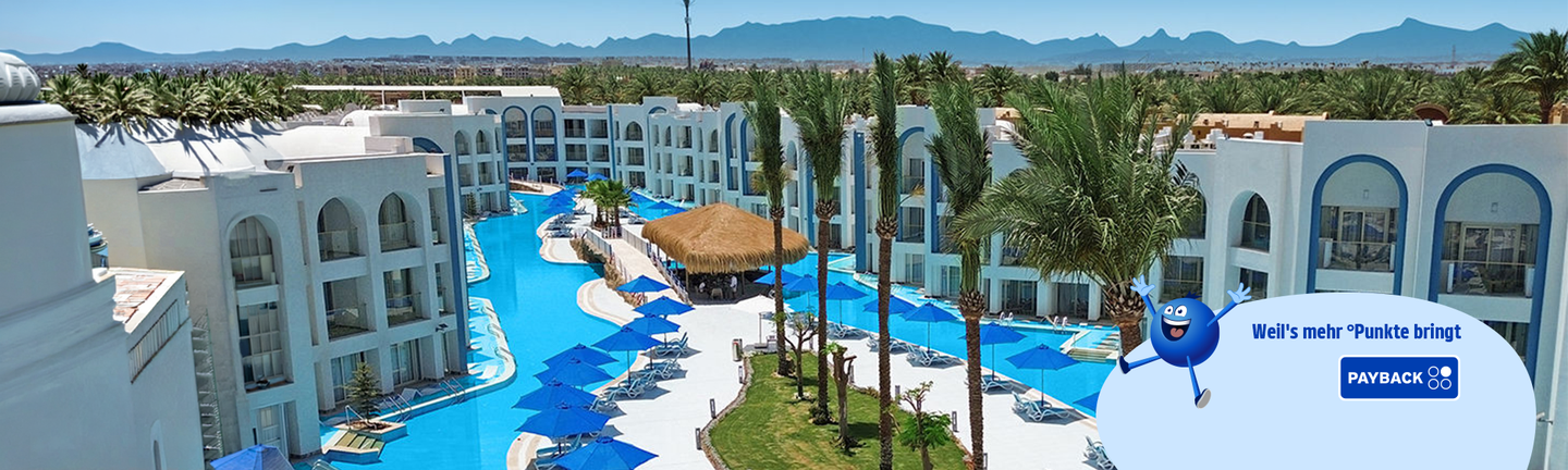 Eine Bucht mit türkisem Wasser und weißem Sandstrand..