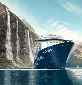 Alle Reiseziele: Ein Kreuzfahrtschiff der Reederei "TUI Cruises" inmitten von Fjorden