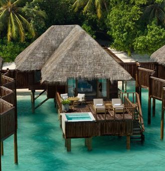 Außergewöhnliche Hotels: Luxuriöse Holzbungalows auf Stelzen im Wasser mit Terrasse und Whirlpool