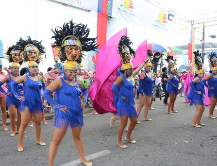 Traditionell verkleidete Damen, in blauem Fransenkleid und Kopfschmuck sind in einer Formation aufgestellt und warten bis ihre Choreographie beginnt.