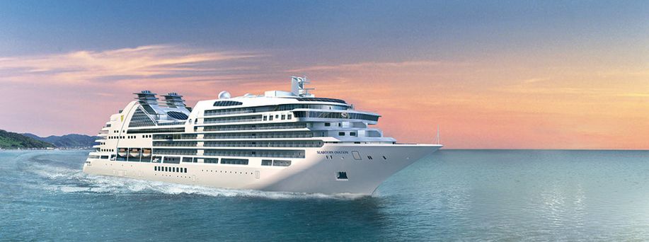 Der Himmel ist gelb-rosa gefärbt und ein luxuriöses, weißes Kreuzfahrtschiff fährt auf dem Wasser.